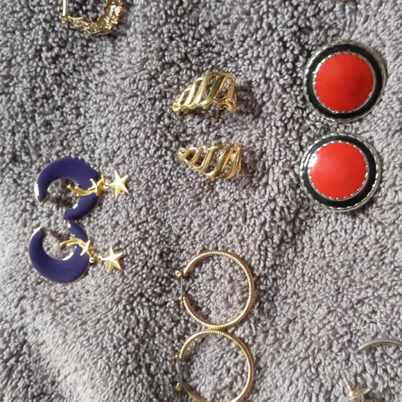🔥3/$10 Lot of 14 sets of Vintage earrings - Picture 3 of 8